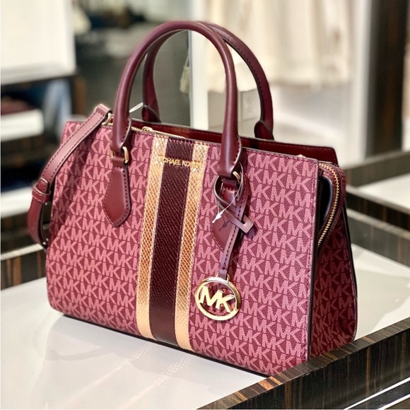 Michael Kors Sheila
Medium Signature Logo
Metallic Satchel
Crossbody - Picture 12 of 12